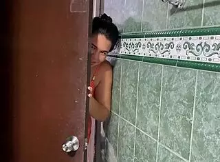 Espio a mi vecina en el baño y follo a escondidas con el