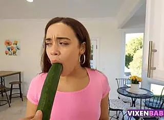 我惩罚偷偷溜出的继女大鸡巴教训