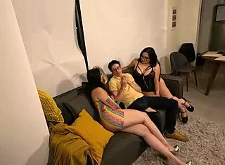 巨乳骚货诱惑纯情小哥推销员