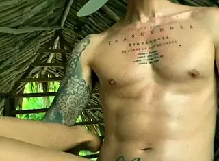 hago masajes en la playa a las turistas para ganarme la vida y les pongo buena musica