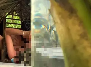 hago masajes en la playa a las turistas para ganarme la vida y les pongo buena musica