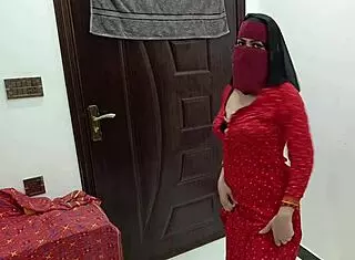 Desi Pakistani Beautiful Housewife Performs Sensual Nude Dance