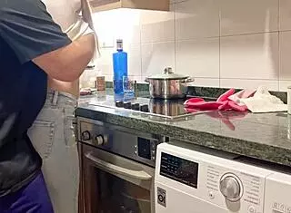 牛仔裤清洁妹撩得我狂野猛操她正中下怀