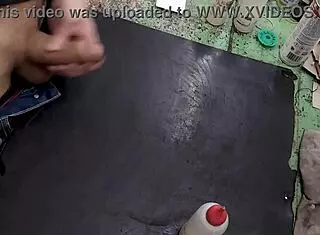 工作台上大屌自慰撸管