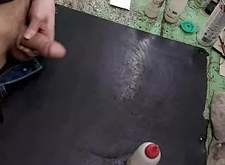 工作台上大屌自慰撸管