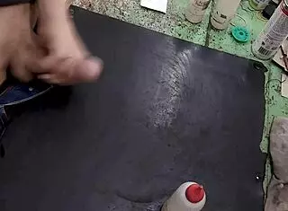 工作台上大屌自慰撸管