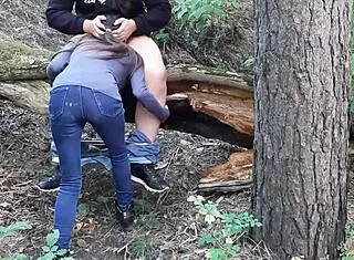 我抓到继妹偷看我们女友舔舐