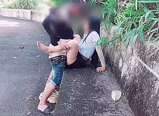 学生在公园公开操女友秀