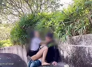 学生在公园公开操女友秀