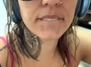 Monster cock fucks stepdaughter's pussy during live video