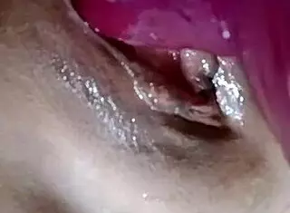 哦，和女同爱人自慰喷汁高潮