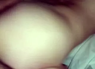 女友紧毛逼被灌满精液抹屁股