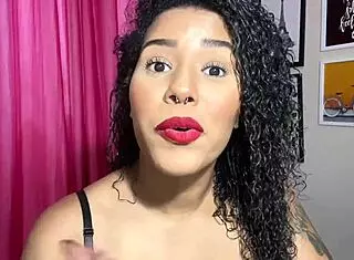 黑妹紧逼想要大屌猛插