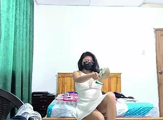 白裙大奶女高管 诱惑露屄