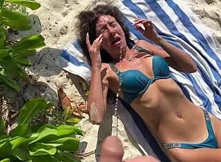 公共海滩尿一女孩她惊呆了