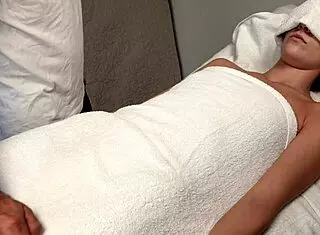 变态按摩师用传教士姿势操饥渴的18+青少年病人