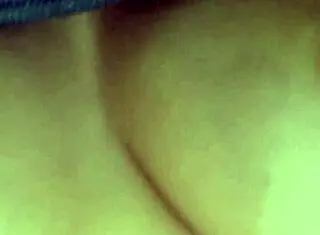 Encuentro a la vecina culona masturbandose y me invita a pasarla rico