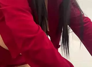 Le Rompo el Coño a Mi Suegra Cuando la Atrapo Meando en el Baño