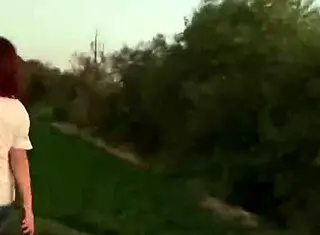 戴眼镜的小巧少女跨种族操大鸡巴