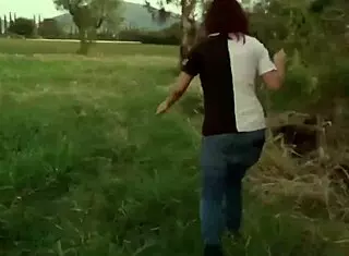 戴眼镜的小巧少女跨种族操大鸡巴