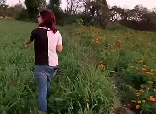 戴眼镜的小巧少女跨种族操大鸡巴