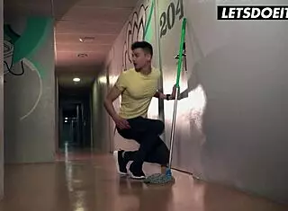 罗马尼亚Anya Krey被大鸡巴室友在色情旅馆猛操