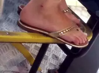 yo, ever seen perfect feet like novinha’s on this bus?