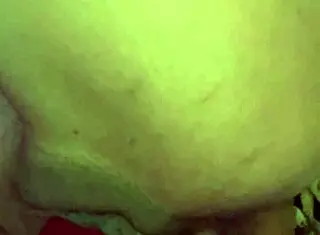 阴蒂震动让她疯狂，直到用多汁紧逼高潮！