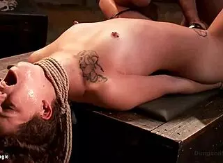 毛逼姜发女孩被绑住被怪物鸡巴猛干！😱