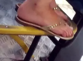 yo, ever seen perfect feet like novinha’s on this bus?