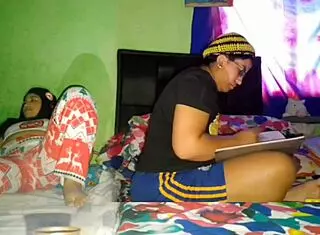 Hey, I’m stroking my huge coño while my stepsister does university homework!