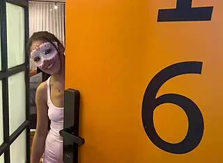 嘿，看这个小妞在POV中被生猛干！