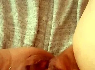 熟妇黎明张开骚屄激情喷发