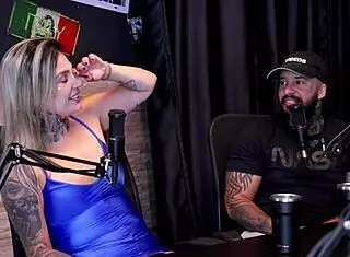 夫妻卖屁眼换钱带妹子回家疯狂三人行