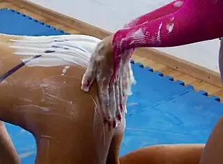 看到两个火辣辣妈床上猛干