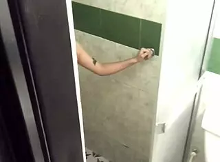 entro bien cachondo y me follo a la perra de mi hermanastra.