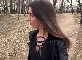 在公园散步时射女孩脸上？