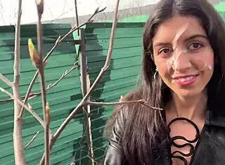 在公园散步时射女孩脸上？