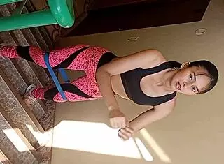 la linda vecina hace ejercicios en la zona com�n y le ofrezco dinero a cambio de follarmela con ese gran culo qu� tiene