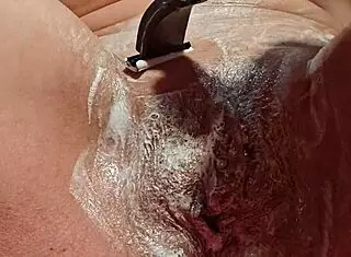 i shave my wet pussy in the bathroom