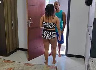 fiquei tão feliz que meu gatinho apareceu que acabei dando uma gratificação pro rapaz que colocou tudo dentro do meu cu