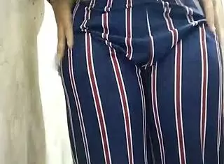 Indian girl Riya Thakur films herself bathing for boyfriend. She teases in the homemade clip!