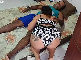 fiquei tão feliz que meu gatinho apareceu que acabei dando uma gratificação pro rapaz que colocou tudo dentro do meu cu