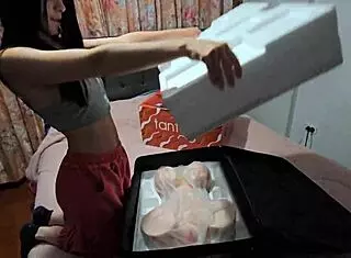 劳拉用真实娃娃和叔叔户外采访三P