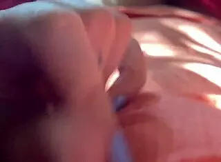 i'm watchin this novinha fingerin her tight pussy till she cums