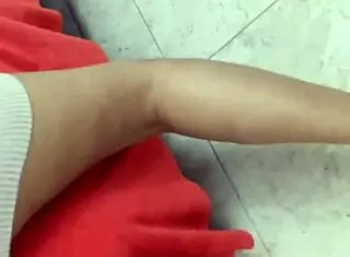 el vecino me sorprende en el baño y lo invito a acompañarme