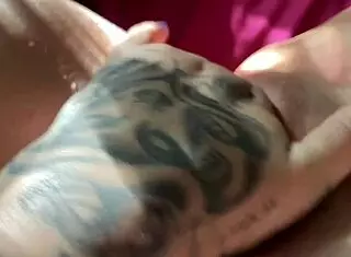 i'm watchin this novinha fingerin her tight pussy till she cums