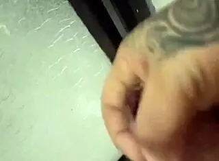 邻居浴室突袭我邀他一起操