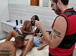 bastidores com karolzinha gozando com duas picas na buceta