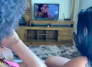 Fui visitar minha amiga nandaprf e conversamos sobre tudo colocamos um filme porno para assistir e ficamos com vontade de ter um pau e ela pegou os brinquedos dela para a gente testar
